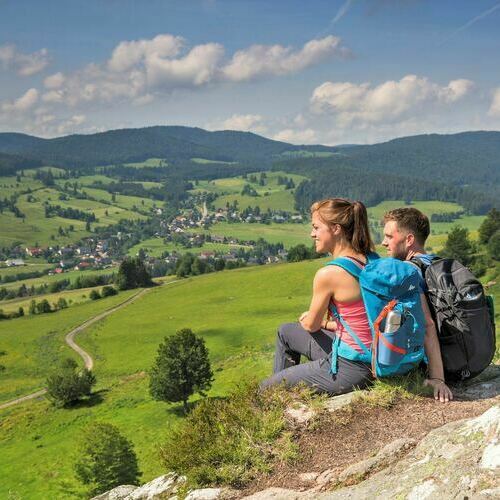 Paar sitzend auf dem Hohfelsen. Es geniet den Ausblick auf das Bernauer Hochtal. Foto Thomas Bichler, zur Verfgung gestellt von der Gemeinde Bernau. 