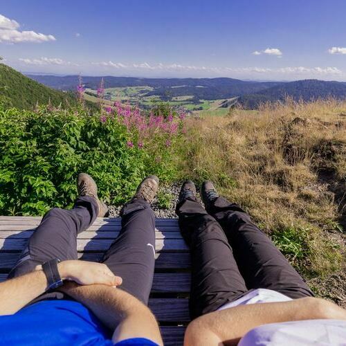 Blick von der Sonnenliege auf das Bernauer Hochtal. Foto zur Verfgung gestellt von der Gemeinde Bernau. Copyright: Markus Balkow / Gemeinde Bernau.
