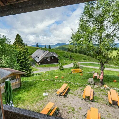 Ausblick von einem der gemtlichen Zimmern der Gisiboden Alm. Foto zur Verfgung gestellt von der Gisiboden Alm. Copyright: Gisiboden Alm