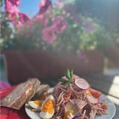 Natrlich gibt es auch leckeren Wurstsalat