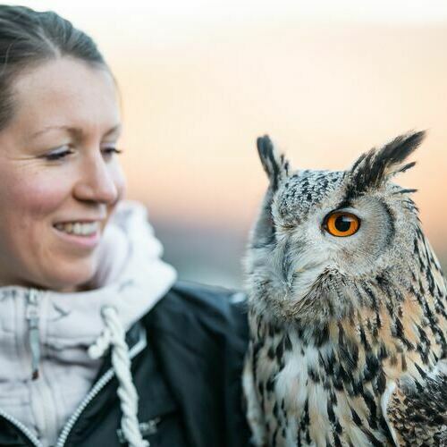 Sandra Schiller mit einem Uhu