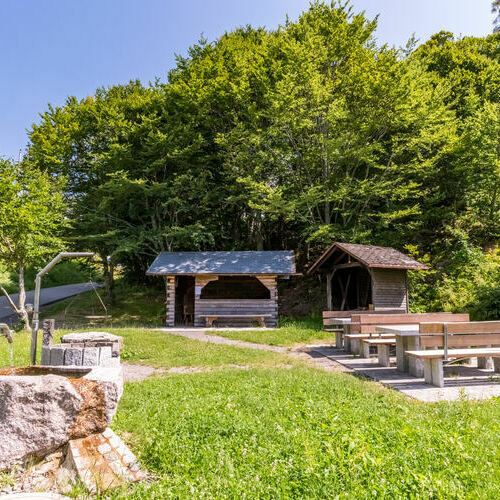 Der Grillplatz "Auf den Winden" befindet sich zwischen dem Kernort und dem Ortsteil Rollsbach. Hier befindet sich auch eine Komposttoilette und ein Wohnmobilstellplatz. 
