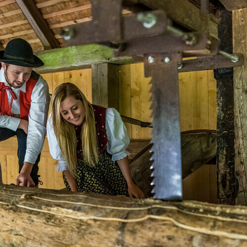 Paar in Schwarzwaldtracht an der Klopfsge in Frhnd