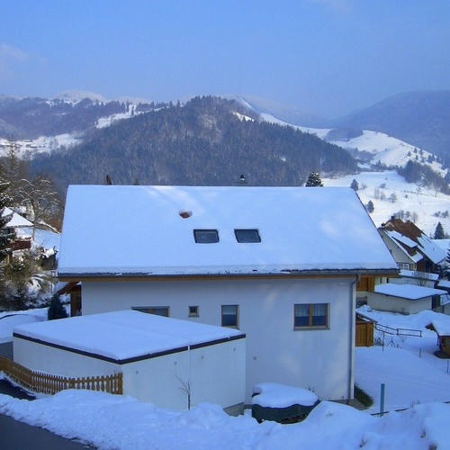 Außenansicht des Hauses Jaufman im Winter mit verschneiter Landschaft im Hintergrund - 