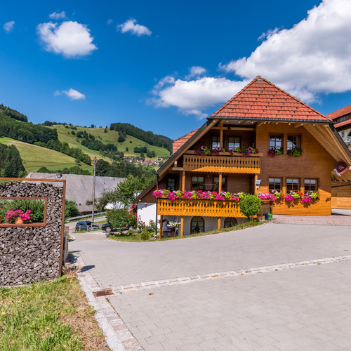 Außenansicht Haus Morgensonne mit blühenden Balkonblumen - Außenansicht Haus Morgensonne mit blühenden Balkonblumen -
