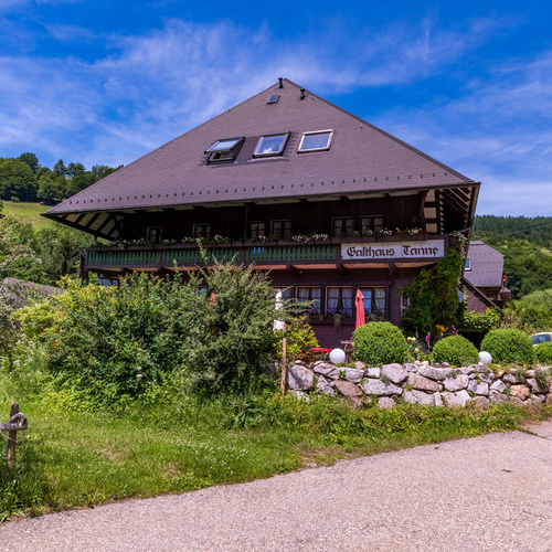 Außenansicht Gasthaus Tanne, typisches Schwarzwaldhaus mit Walmdach - 