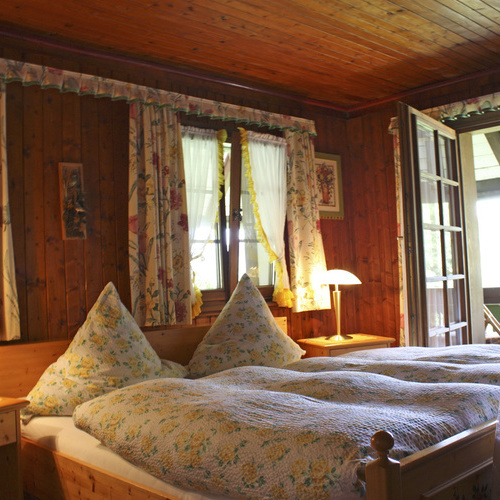 Doppelzimmer mit Holzvertäfelung an den Wänden - 