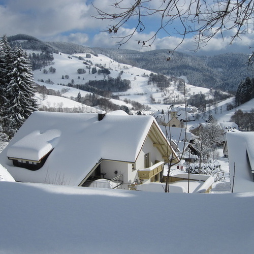 Blick aus dem Fenster im Winter, auf die tief verschneite Landschaft - Blick aus dem Fenster im Winter, auf die tief verschneite Landschaft -