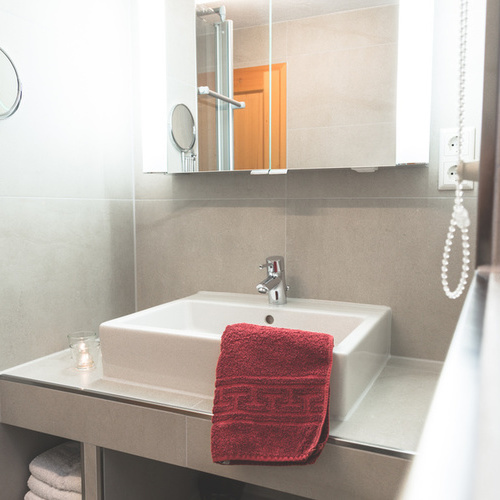 Waschbecken und Spielgelschrank im Badezimmer - Waschbecken und Spielgelschrank im Badezimmer -