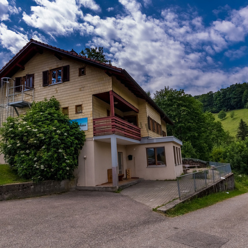 Hausansicht mit Terrasse - Hausansicht mit Terrasse -