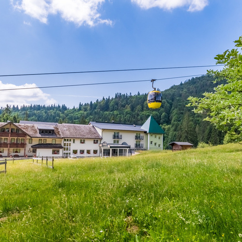 Belchenhotel Jägerstüble mit Belchengondel im Vordergrund - Belchenhotel Jägerstüble mit Belchengondel im Vordergrund -
