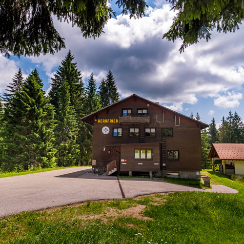 Außenansicht mit Haupteingang des Haus Bergfried - Außenansicht mit Haupteingang des Haus Bergfried -