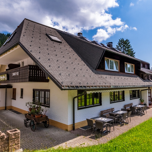 Außenansicht des Schwarzwaldhotels und Restaurant Belchen-Multen - Außenansicht des Schwarzwaldhotels und Restaurant Belchen-Multen -