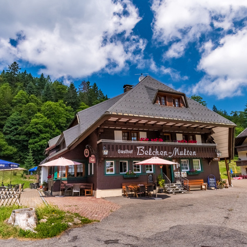 Außenansicht des Schwarzwaldhotels und Restaurant Belchen-Multen - Außenansicht des Schwarzwaldhotels und Restaurant Belchen-Multen -