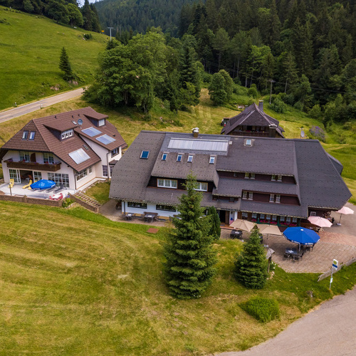 Außenansicht des Schwarzwaldhotels und Restaurant Belchen-Multen - Außenansicht des Schwarzwaldhotels und Restaurant Belchen-Multen -