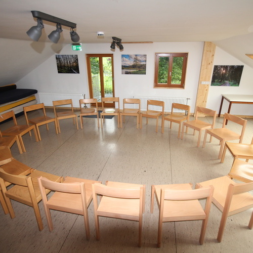 Matratzenlager oder Seminarraum - Platz für circa 30 Personen z.B. Musikprobe oder Seminar Matratzen für circa 25 Personen Matratzenlager oder Seminarraum - Platz für circa 30 Personen z.B. Musikprobe oder Seminar Matratzen für circa 25 Personen