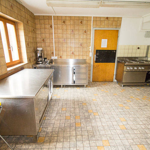 Küche - Ausgestattet für bis zu 60 Personen Industriespülmaschine und Industrieherd Küche - Ausgestattet für bis zu 60 Personen Industriespülmaschine und Industrieherd