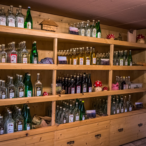 Holzregal mit verschiedenen Schnapsflaschen - Holzregal mit verschiedenen Schnapsflaschen -