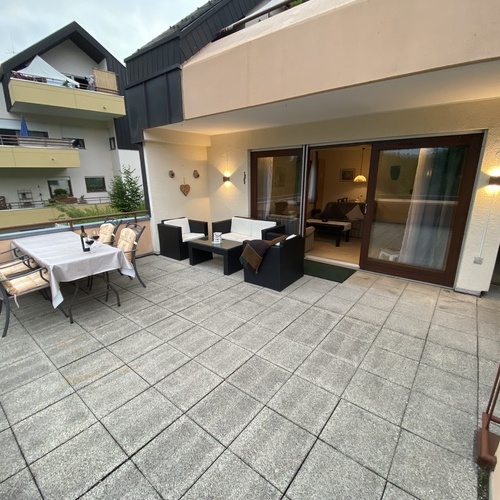 der große Freisitz mit Sitzmöbel und Esstisch - der große Freisitz mit Sitzmöbel und Esstisch -