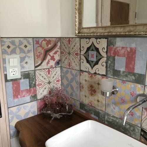 Waschbecken mit bunten Wandfließen - Waschbecken mit bunten Wandfließen -