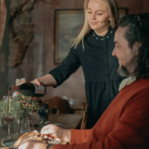 Weinservice am Tisch eines Gastes - Weinservice am Tisch eines Gastes -