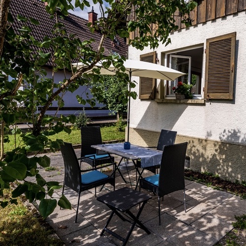 Freisitz mit Tisch und vier Stühlen im Garten - Freisitz mit Tisch und vier Stühlen im Garten -