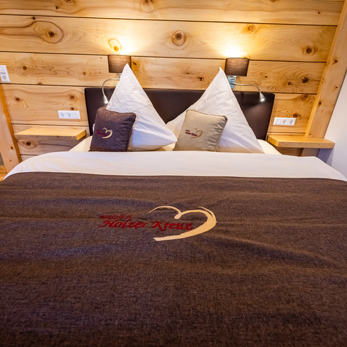 Ferienwohnung Vergissmeinnicht für 1 - 2 Personen - Boxspringbett für erholsamen Schlaf, heimisches Holz Ferienwohnung Vergissmeinnicht für 1 - 2 Personen - Boxspringbett für erholsamen Schlaf, heimisches Holz