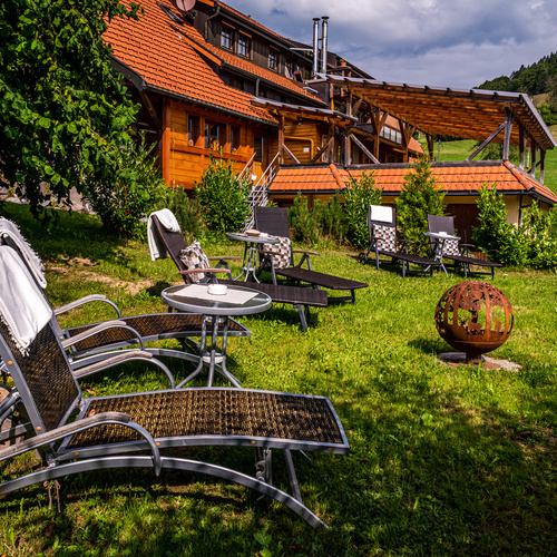 Liegewiese am Haus - Ruhe genießen bei einem guten Buch. Liegewiese am Haus - Ruhe genießen bei einem guten Buch.
