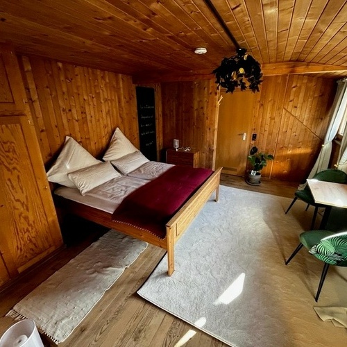 Doppelzimmer mit Holzvertäfelung an den Wänden - Doppelzimmer mit Holzvertäfelung an den Wänden -