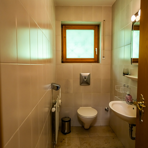 Die Toilette, separat vom Badezimmer  - 