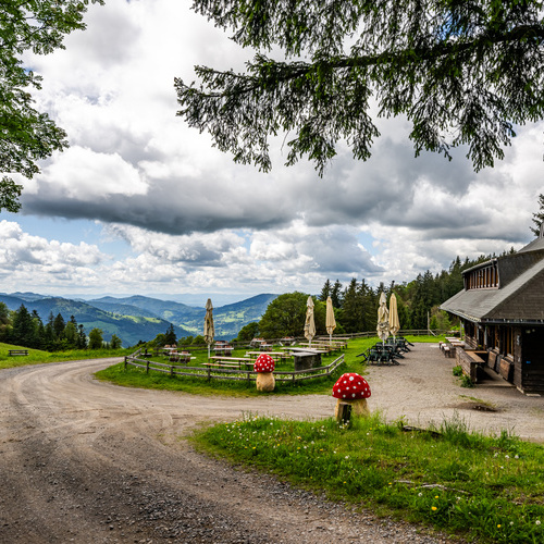 Wanderweg mit Terrasse des Knöpflesbrunnen - Wanderweg mit Terrasse des Knöpflesbrunnen -