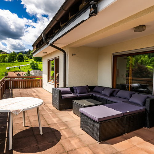 eine große Eck- Sitzlounge auf dem Balkon  - 