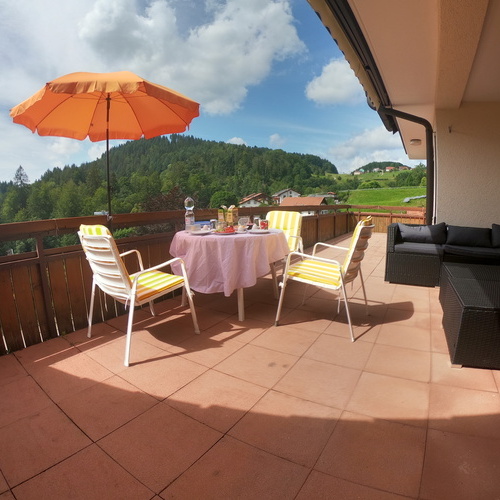 Der Balkon mit Tisch und Stühlen sowie einer Sitzlounge  - 