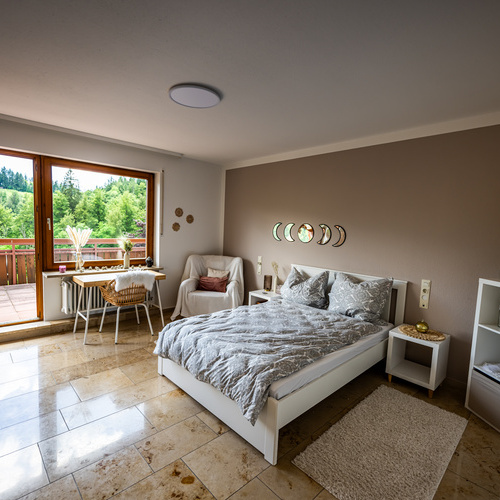 Schlafzimmer mit Doppelbett und Balkon  - 