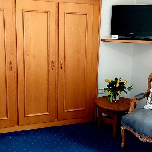 großer Kleiderschrank aus Holz - großer Kleiderschrank aus Holz -