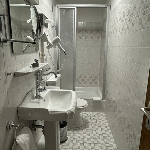 Badezimmer mit Dusche, WC und Waschbecken - Badezimmer mit Dusche, WC und Waschbecken -