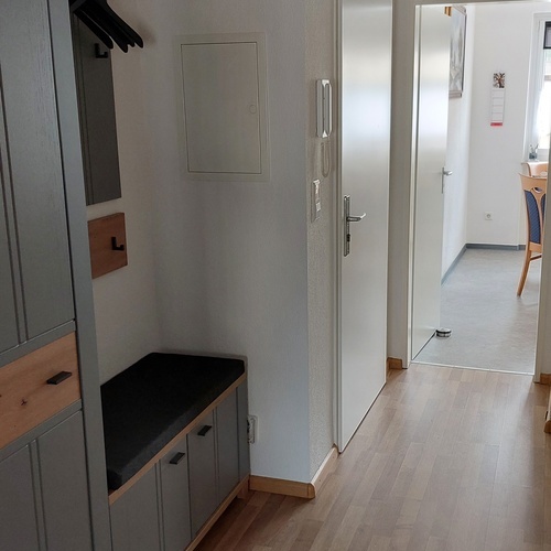 Der Flur mit Garderobe sowie Schrank. - Der Flur mit Garderobe sowie Schrank. -