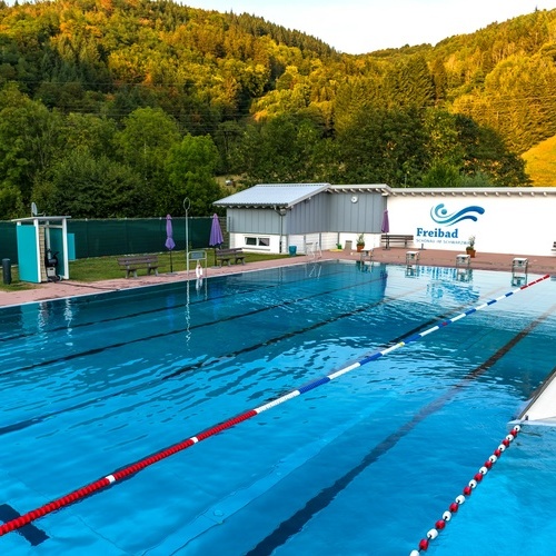 Das 25 Meter Schwimmerbecken im Freibad - Das 25 Meter Schwimmerbecken im Freibad -