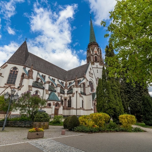 Die Kirche Maria Himmelfahrt im Stadtzentrum von Schönau. - Die Kirche Maria Himmelfahrt im Stadtzentrum von Schönau. -