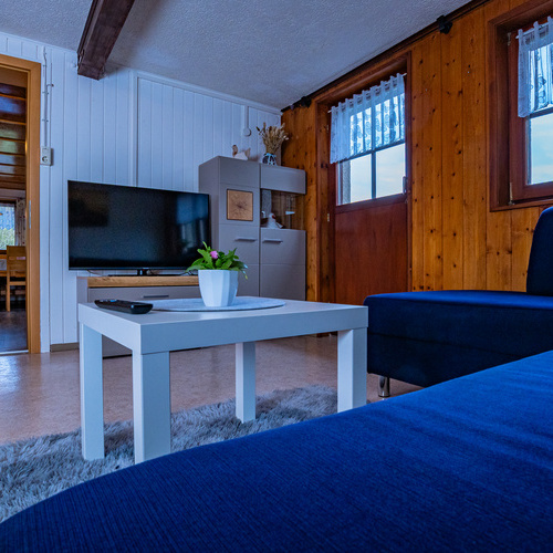 Die Wohnzimmer mit der bequemen Couch. - 